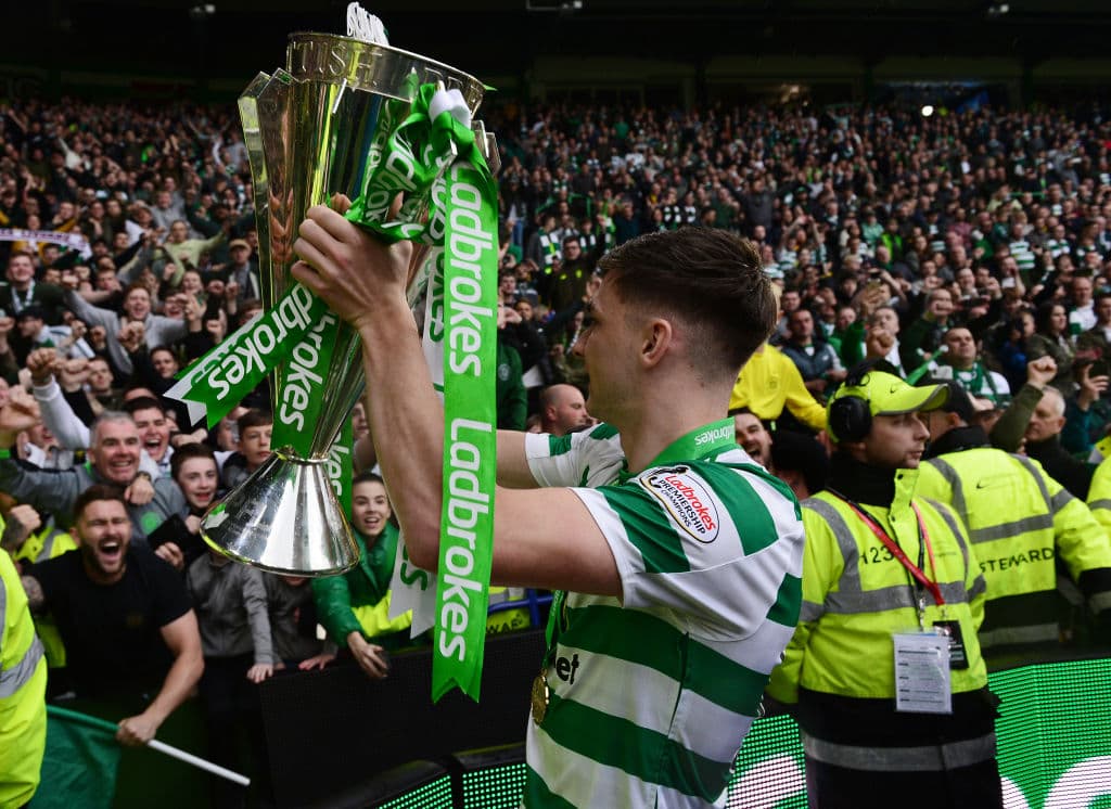 Con un triunfo de 2-1 ante Hearts, Celtic FC se coronó por octava ocasión seguida en la Scottish Premiership y festejó con su público en Celtic Park ante un estadio repleto pero con un cuadro plagado de jugadores suplentes. ¿La razón? El sábado entrante en Hampden Park disputará ante, precisamente, el Hearts la Final de la Copa Escocesa, aunque los de Edimburgh también jugaron con suplentes para el partido del fin de semana. Así festejaron los verdiblancos su campeonato 50 en el fútbol escocés.