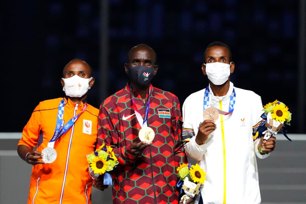 Como es costumbre, como parte de la ceremonia de clausura también estuvo la premiación de la maratón, en la que el keniano Eliud Kipchoge se hizo con la medalla de oro, el holandés Abdi Nageeye con la de plata y el belga Bashir Abdi, con la de bronce.