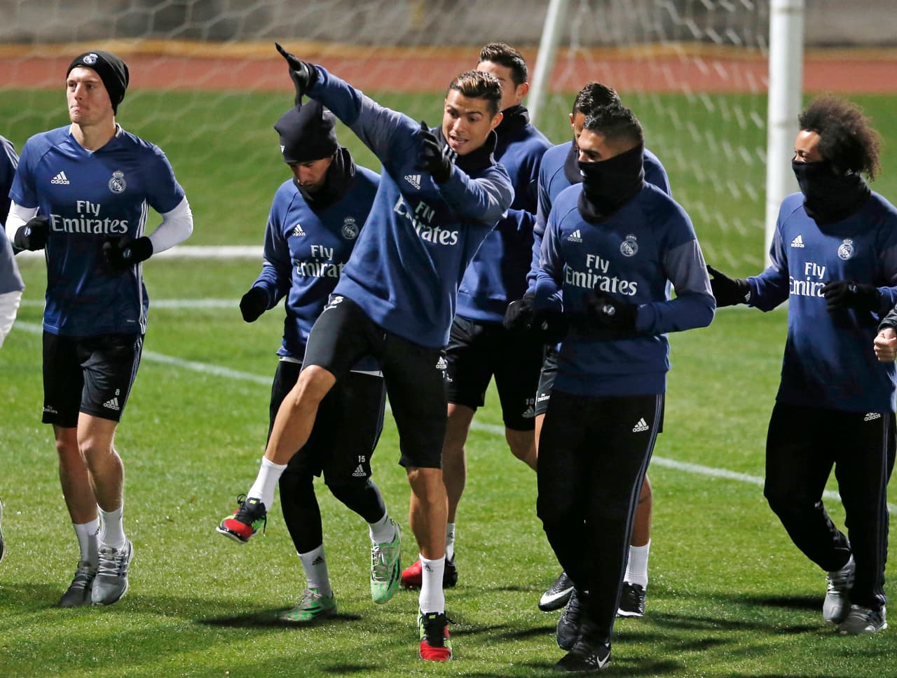 En medio del frío en Japón, Real Madrid hizo una práctica luego de su triunfo en semifinales contra el América. En el equipo español, se nota buen ánimo con miras a su partido contra Kashima, con un Cristiano Ronaldo motivado, un Sergio Ramos concentrado y un equipo que vive la fiesta del Mundial de Clubes.