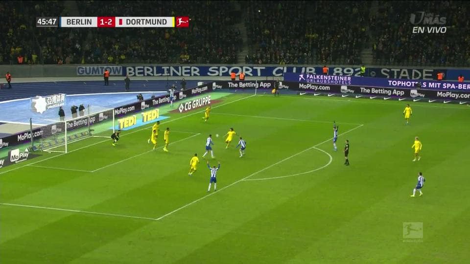 Axel Witsel despeja el balón y aleja el peligro