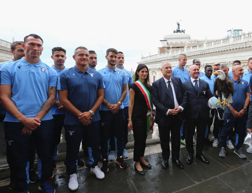 Los jugadores de la Lazio fueron recibidos en el Capitolio por la alcaldesa de la ciuda de Roma, la señora Virginia Raggi, para homenajear al equipo de la capital italiana por su éxito del pasado 15 de junio, cuando conquistaron la edición 2019 de la Coppa Italia, al vencer 2-0 al Atalanta y con lo que se clasificaron a la fase de grupos de la UEFA Europa League 2019-20. Además de la alcaldesa Raggi, estuvieron el presidente del equipo, Claudio Lotito, el técnico Simone Inzaghi, y todos los jugadores de la plantilla de las Águilas. Incluso hasta la emplumada mascota estuvo presente.
