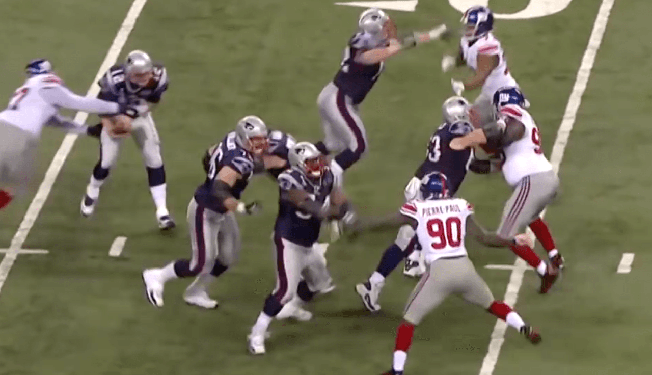 Tenían 1&10 en la 43 de su territorio y ahí apareció el jugador de segundo año, Jason Pierre-Paul.