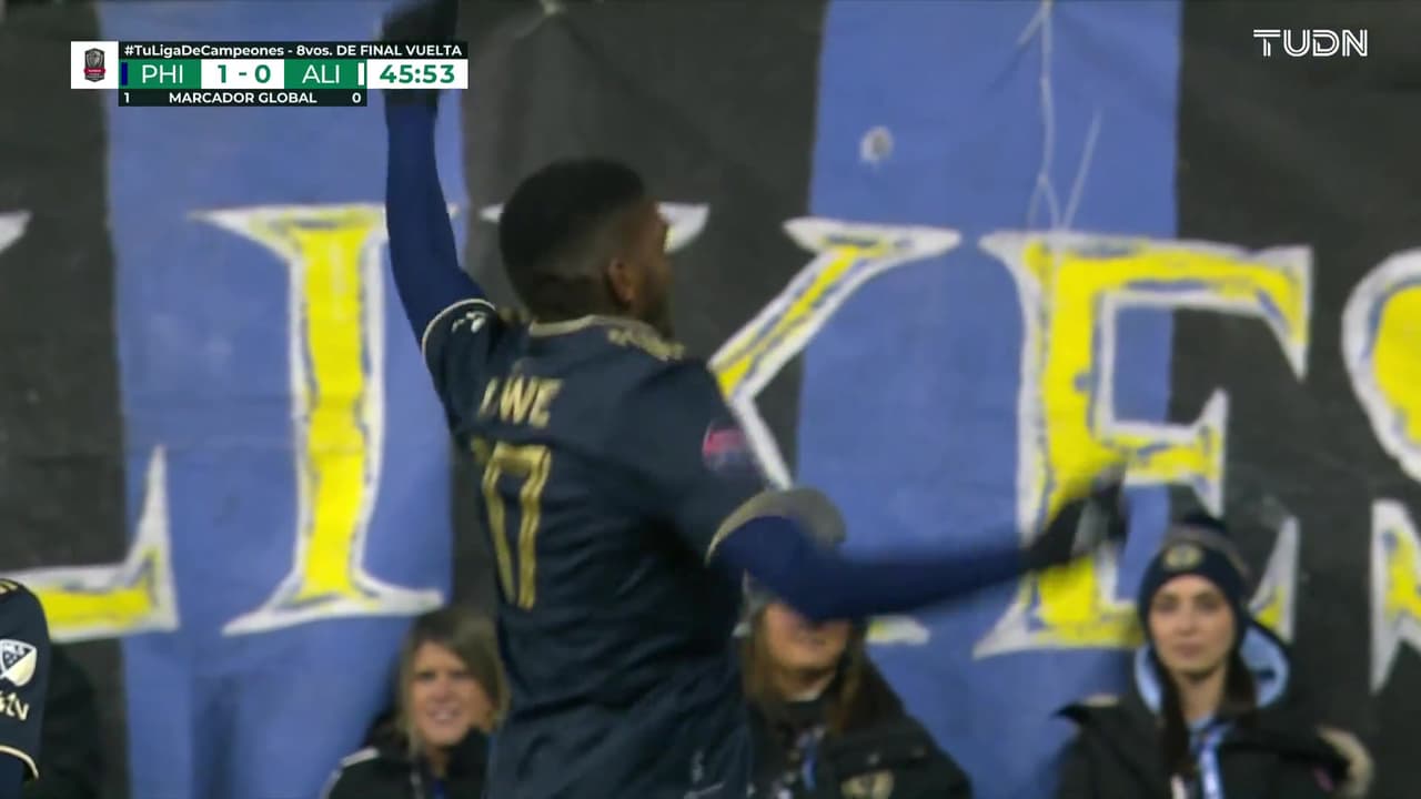 ¡Se rompe el cerrojo! Cabezazo de Lowe y Philadelphia hace el 1-0