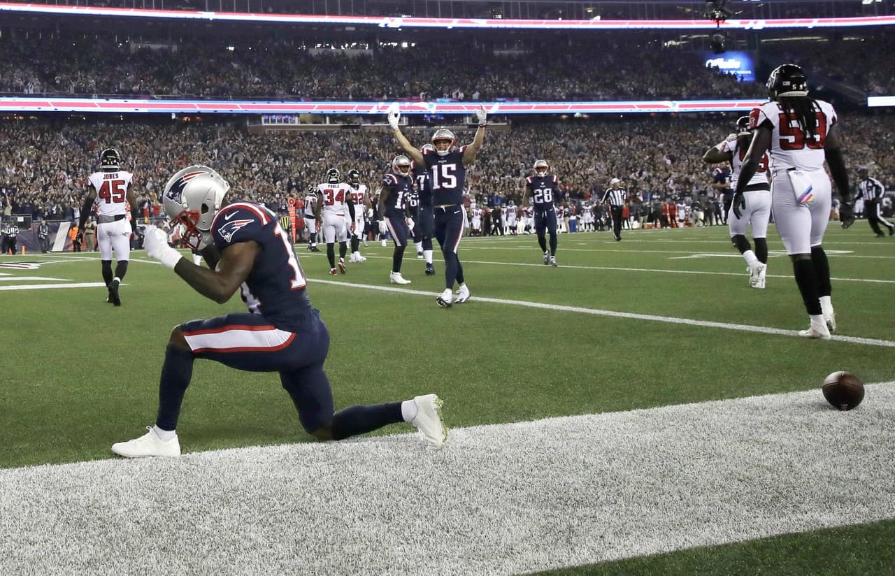 Los Patriots se fueron al medio tiempo con ventaja de 17-0. Brandin Cooks abrió el marcador al recibir en las diagonales un envío de 11 yardas.