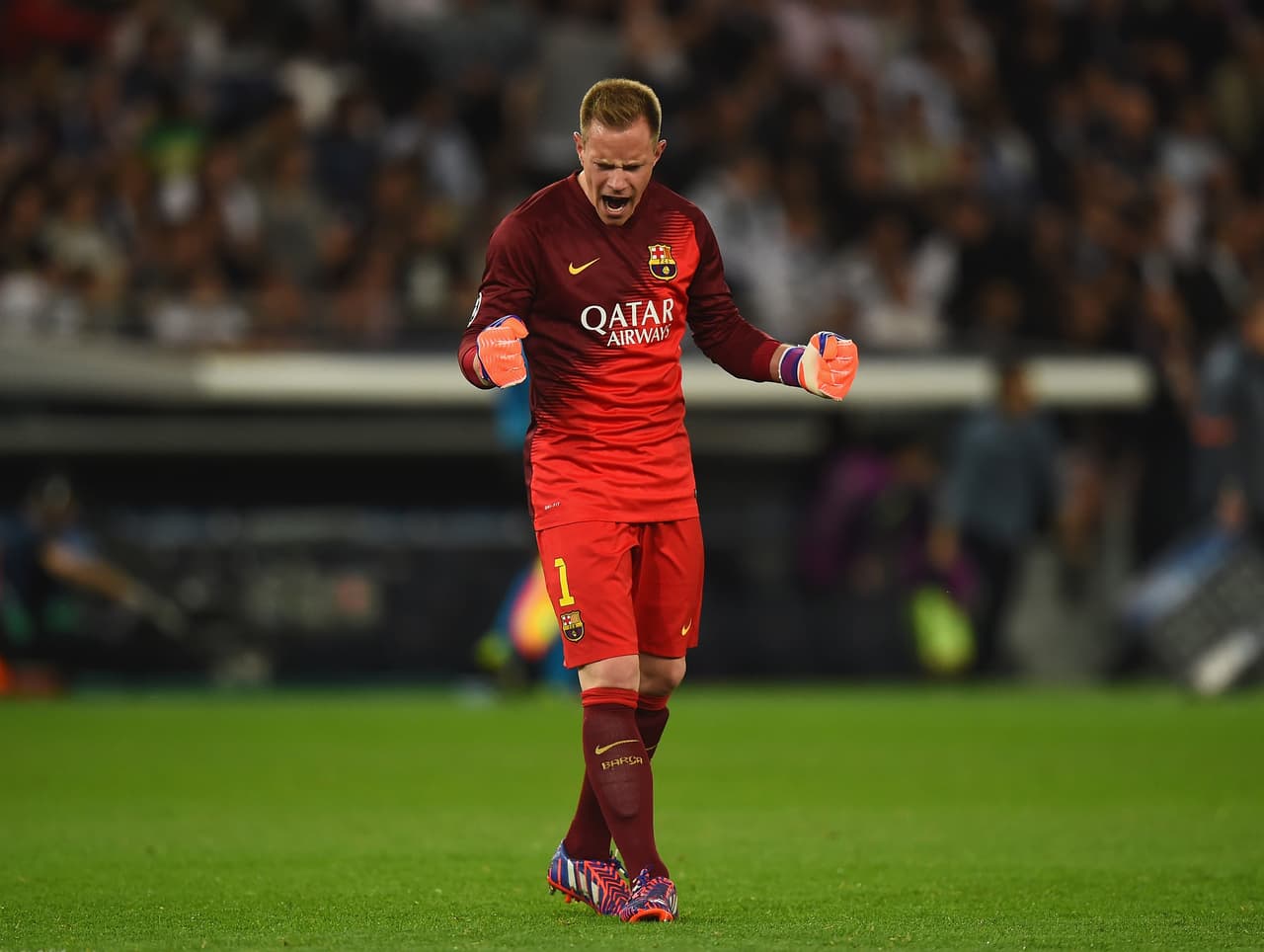 El cancerbero alemán poco a poco se fue adaptando al juego de sus compañeros en defensa y mostró que los guardametas germanos están siguiendo los pasos de Neuer al imitar su juego de pies y ser prácticamente un libero entre los centrales. Su buena ubicación y tremendas estiradas podrían marcar diferencia en algún mano a mano con los delantero de la Juve.