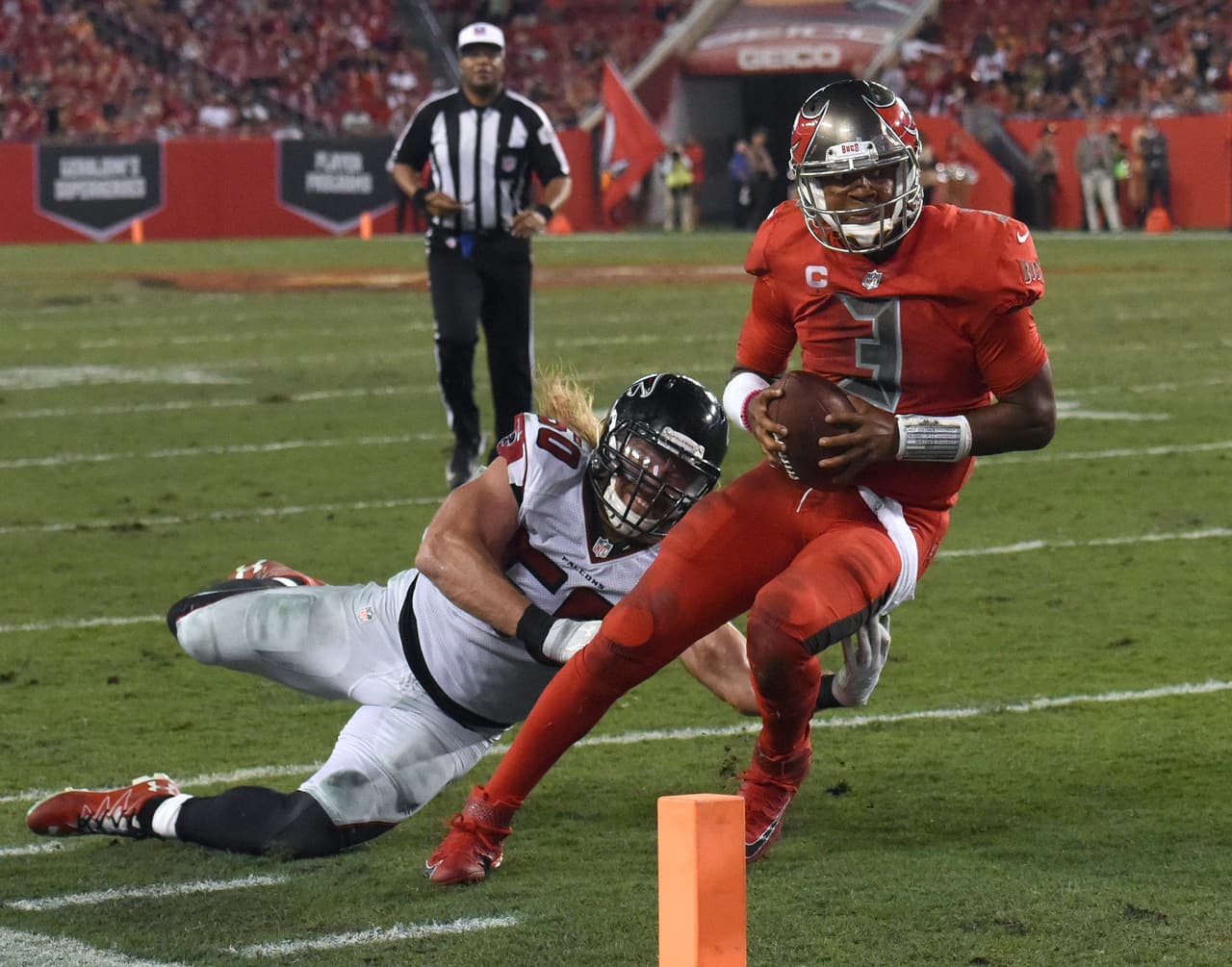 Winston intentó la conversión y salió lastimado de la rodilla.