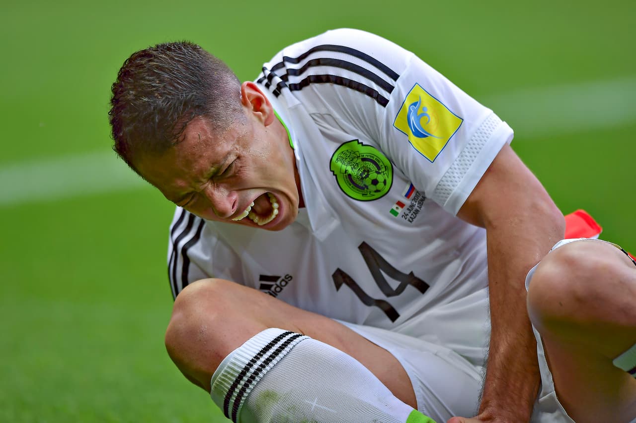Muchas jugadas fuertes durante el partido. Chicharito recibió un fuerte pisotón durante el segundo tiempo.