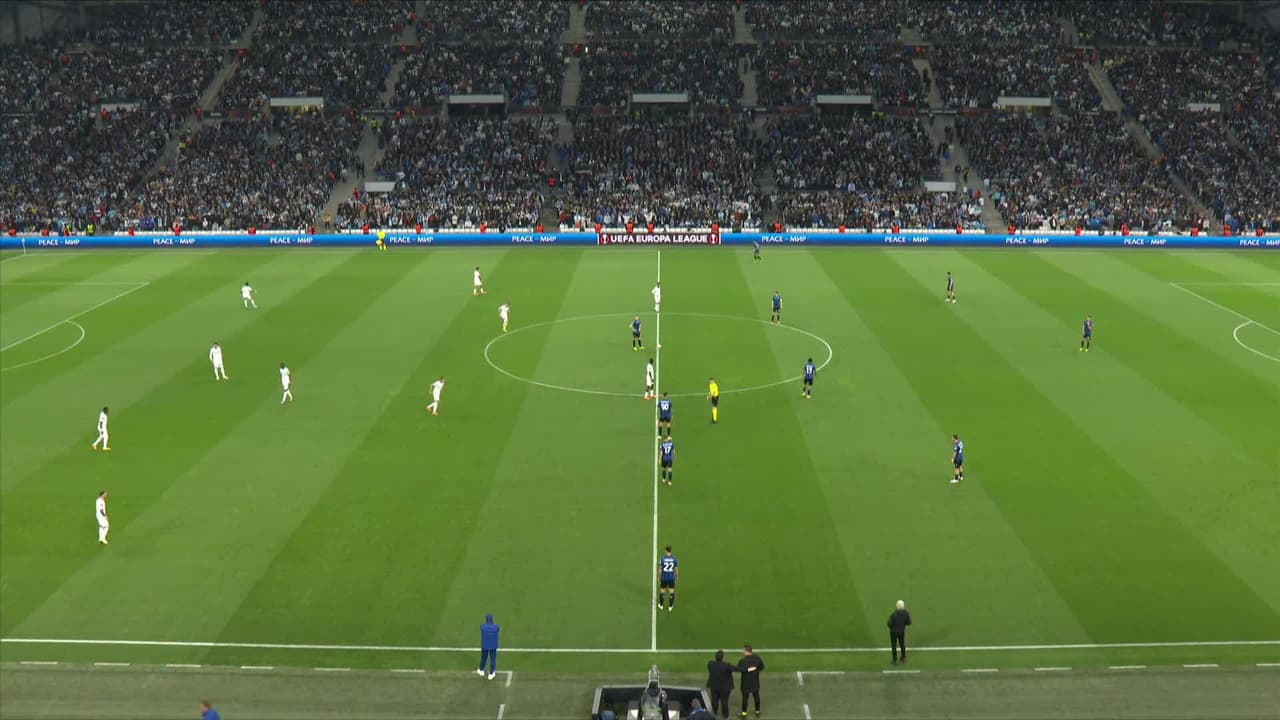 Arranca el partido y la pelota está en juego.
