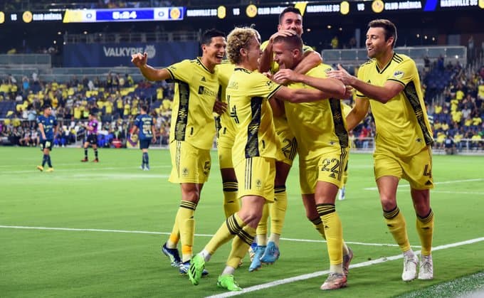 Jurgen Damm descontó al final del primer tiempo y Layún empató al segundo. Sin embargo, un descuido en el área permitió el contrarremate de Maher para el 3-2 y cuando agonizaba el juego, América encontró el 3-3 que obligó a los penales.