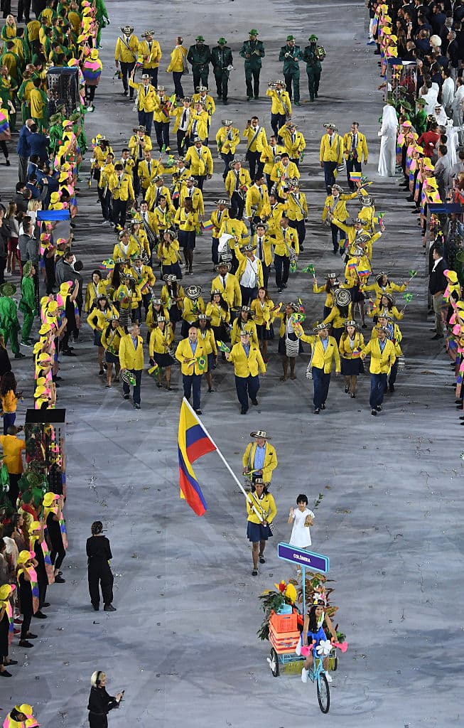 Detrás de ella le siguieron los atletas, jueces y directivos de su nación.