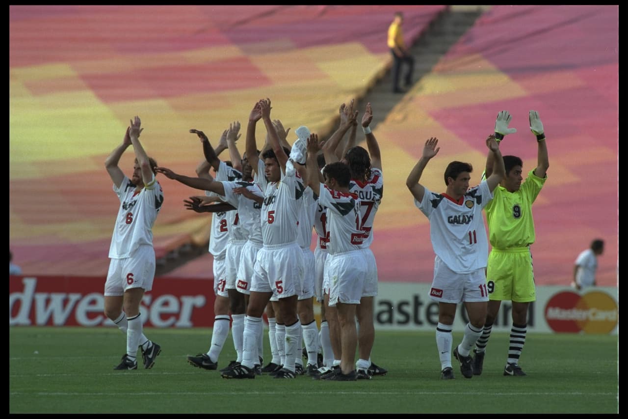 En aquellas épocas aún no estaba el StubHub Center de Carson, California. El Galaxy jugaba en el Rose Bowl de Pasadena.