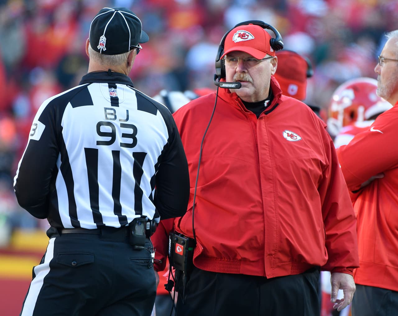 En el tiempo extra, Smith completó dos grandes pases para establecer la distancia de gol de campo para que
<a href="http://www.nfl.com/videos/nfl-cant-miss-plays/0ap3000000747664/Can-t-Miss-Play-Santos-goes-off-the-post-for-game-winning-FG">Cairo Santos ganara el partido</a>. Mientras tanto, Reid es un gran entrenador que ha recibido una tonelada de juegos con enormes "Sí, pero" con su gran gestión de reloj y su desempeño de equipo con calibre de Playoffs.