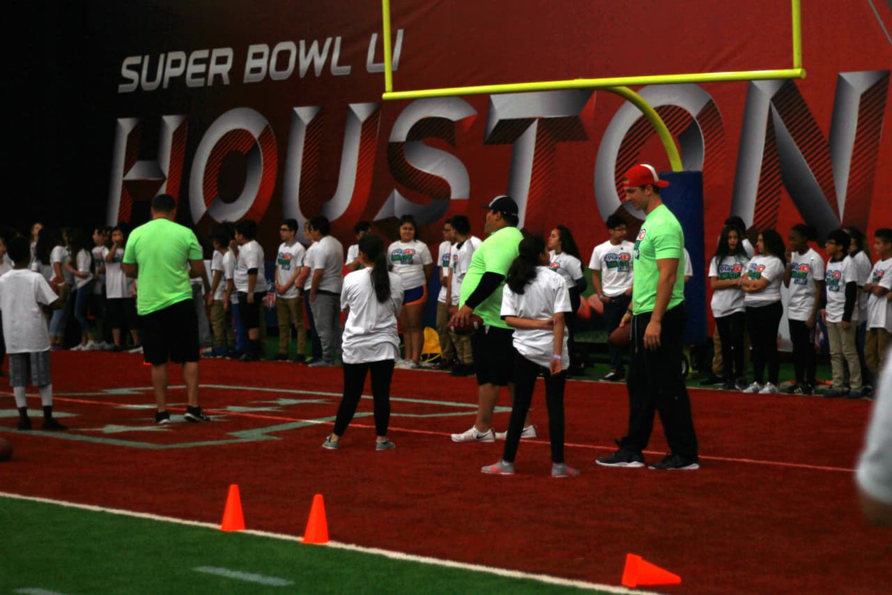 Anthony Muñoz, miembro del Salón de la Fama desde 1998, compartió su experiencia con niños y jóvenes de Houston en el lunes previo al Super Bowl LI.