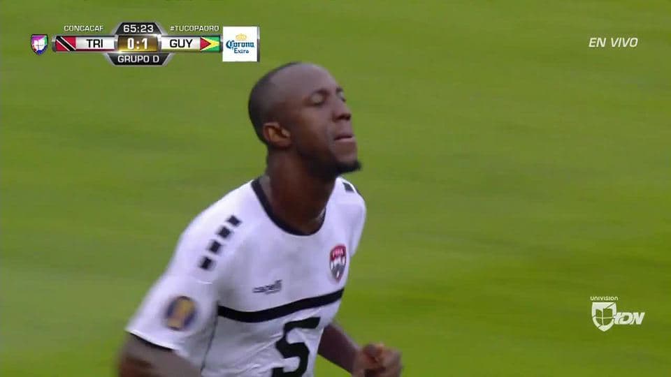 Tiro desviado de Daneil Cyrus