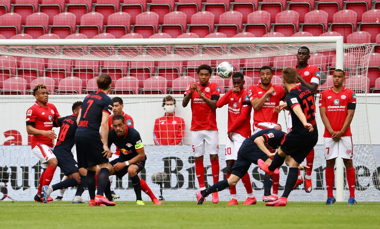 <b>¡Qué golazo!</b>
<br>- Marcel Halstenberg, del Leipzig, ejecutó y anotó un golazo de tiro libre ante Mainz 05.
<br>- El conjunto visitante se impuso por goleada 0-5.