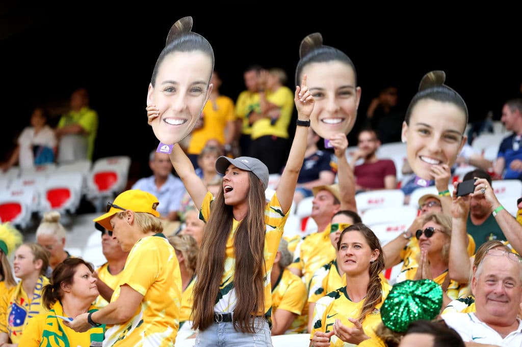 En el Allianz Riviera de Niza se enfrentan Noruega y Australia por los Octavos de Final del Mundial femenino y las fanáticas llenan de alegría las tribunas.