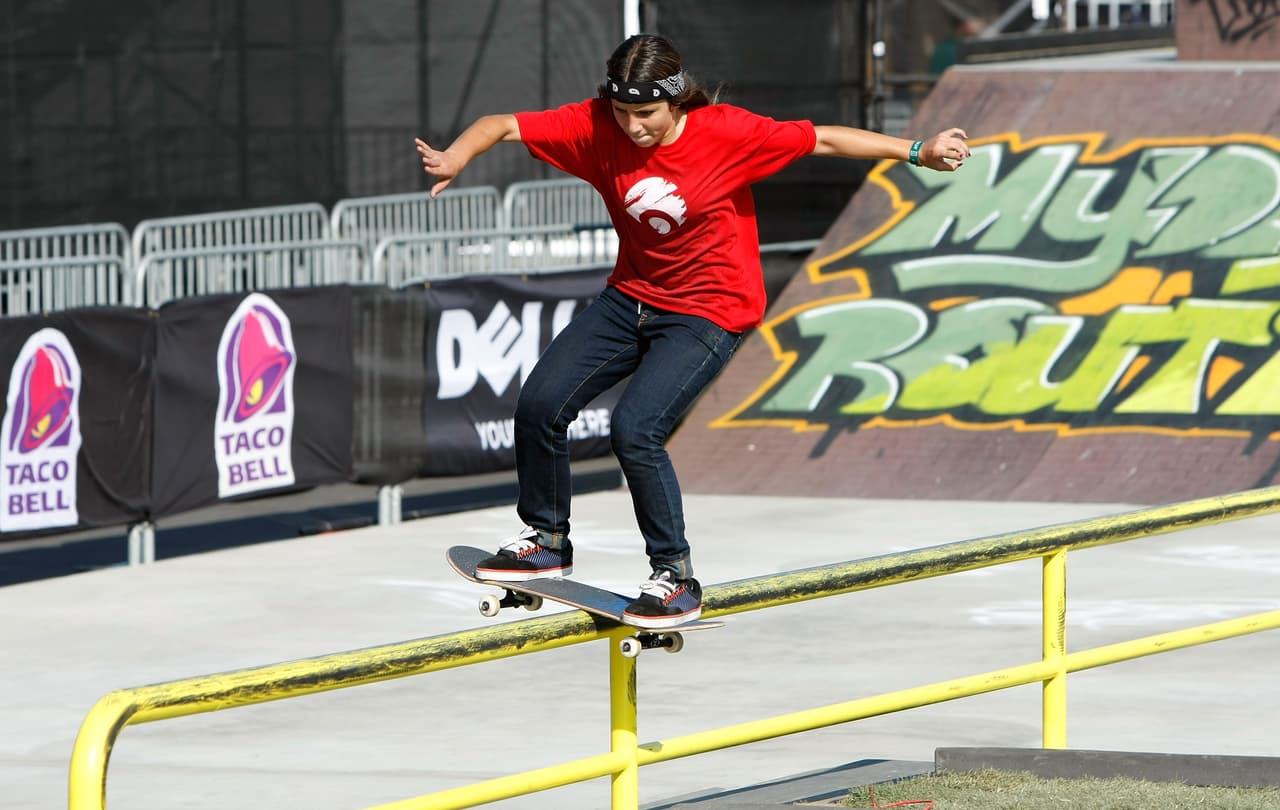 La skater comenzó su carrera desde los 14 años cuando fue a competir en los X Games y ese mismo año se instaló en California tras demostrarle a su padre su talento.