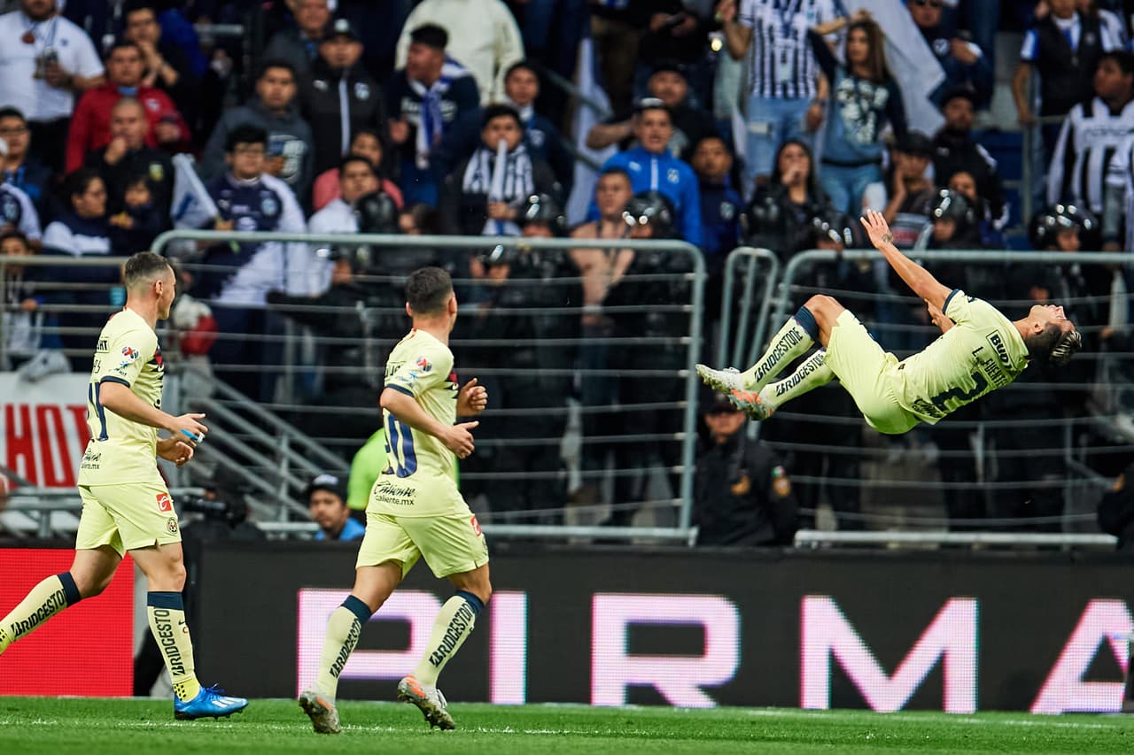 Luis Fuentes festejó a su estilo el gol que le otorgó la victoria al América en su visita al 'Gigante de Acero'.