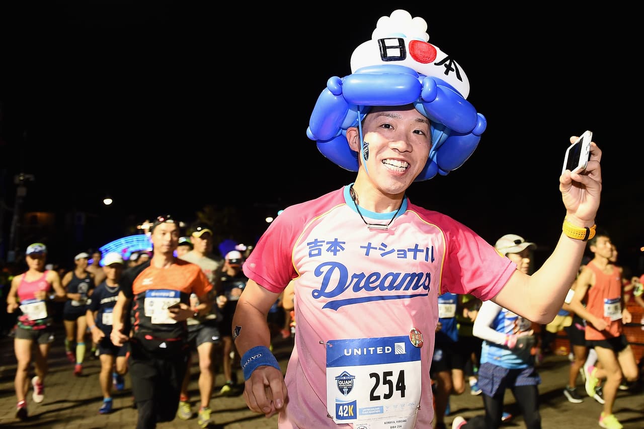 Los disfraces fueron parte de una carrera que tiene un ambiente diferente en medio de la noche del Pacífico.