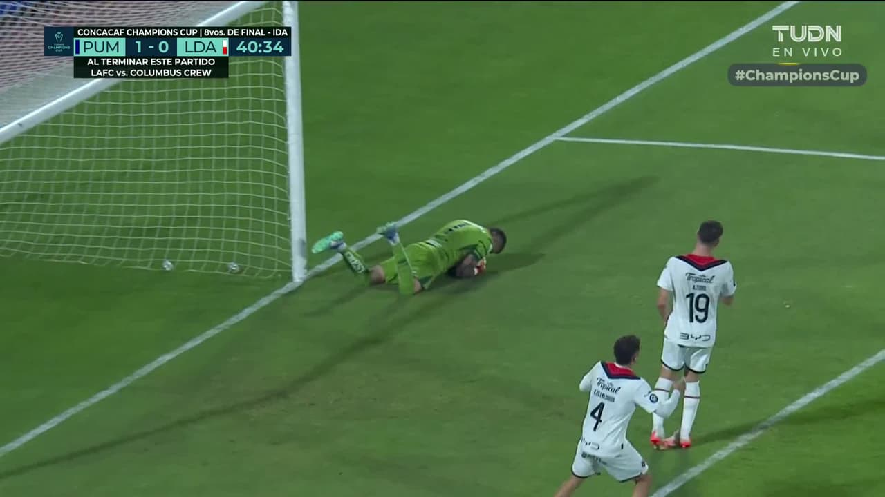 ¡TIRO ATAJADO! disparo por Santiago van der Putten.