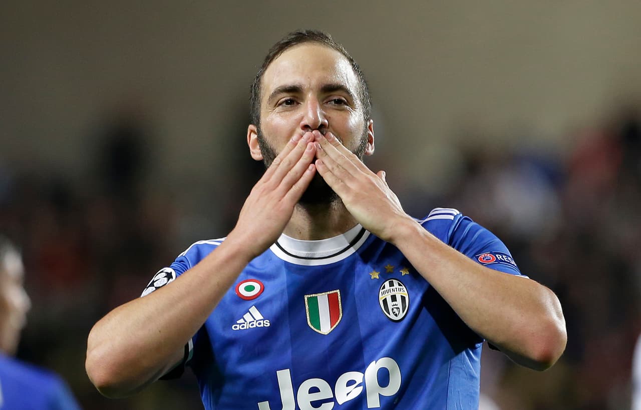 El jugador de la Juventus, Gonzalo Higuaín, festeja un gol contra Mónaco en las semifinales de la Liga de Campeones el miércoles, 3 de mayo de 2017, en Mónaco. (AP Photo/Claude Paris)