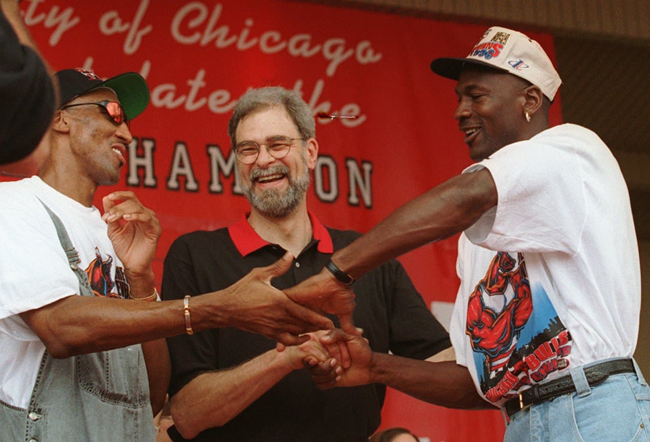 Jackson fue conocido por el mundo cuando llegó a entrenar a los Chicago Bulls donde dirigió a la leyenda Michael Jackson y ganó seis anillos.