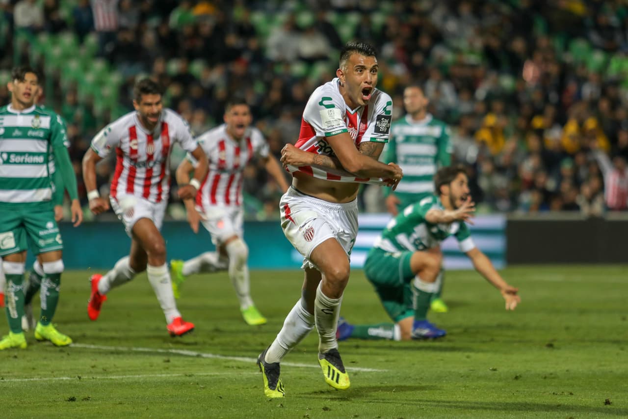 Pero al minuto 90'+1 llegó lo inesperado, pero merecido, el 2-1 de los Rayos, marcado por Rodrigo Contreras (centro).