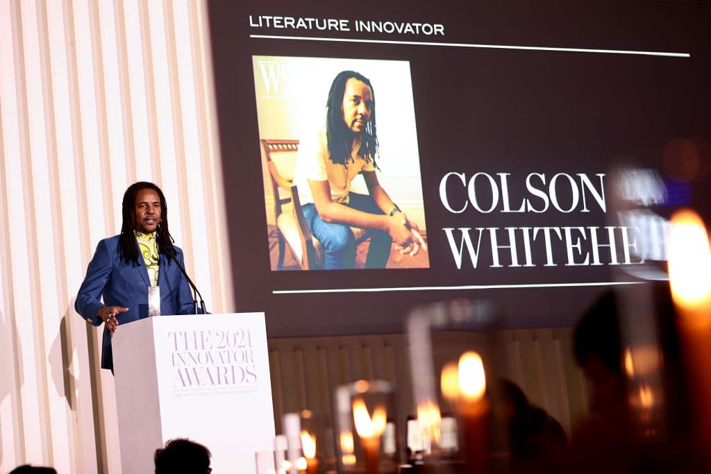 Después de "The Underground Railroad" y "The Nickel Boys”, el autor regresó con una elegante novela de atracos ambientada en Harlem, y una prueba más de su incansable necesidad de reinvención.