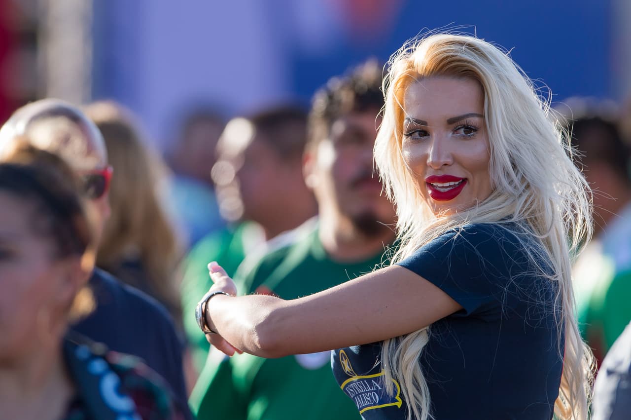 Ella ya sabía que iba para un juego de fútbol, pero eso no importa, antes muerta que sencilla.