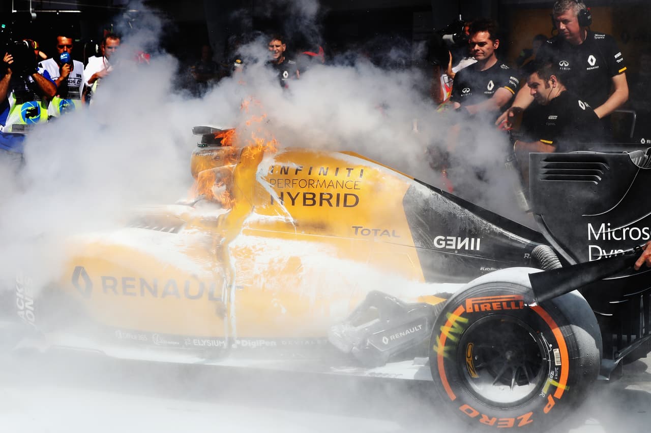 Los operarios del equipo francés desmontaron el monoplaza para su reparación fuera del área de pits.