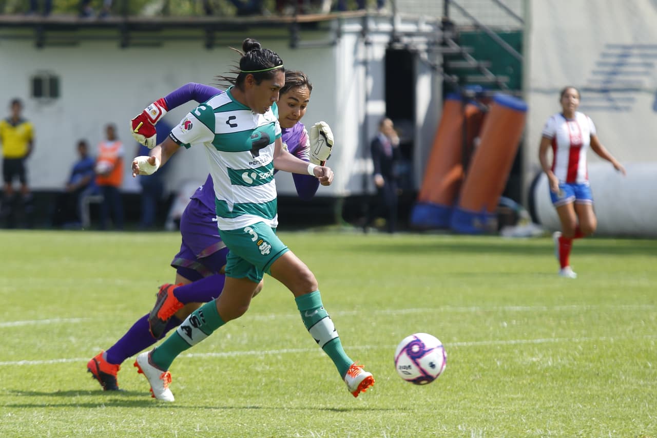 Con hat-trick de Estela Gómez, las de Torreón vencieron a las Chivas en Guadalajara 2-3; Dania Pérez y María Guadalupe Velázquez descontaron por las locales.