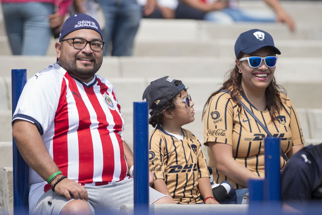La pasión fluye entre los fanáticos de Pumas UNAM y Chivas de Guadalajara en el duelo de la Jornada 12 en el estadio Olímpico Universitario por el Clausura 2019 de la Liga MX.