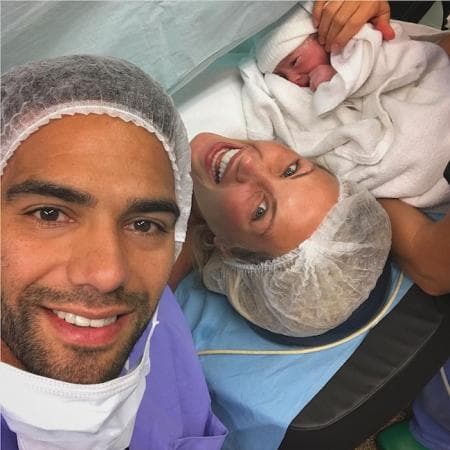 Radamel Falcao y su esposa Lorelei Tarón presentaron a su tercera hija (c) en Instagram. Dominique (cuatro años), Desiree (tres años) y Anette (9 meses) son sus pequeñas.