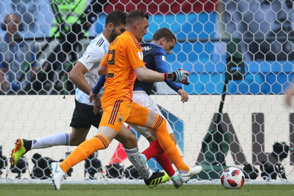 Argentino tuvo falta de coordinación en la defensa y eso lo notó Francia que se fue de embestida.