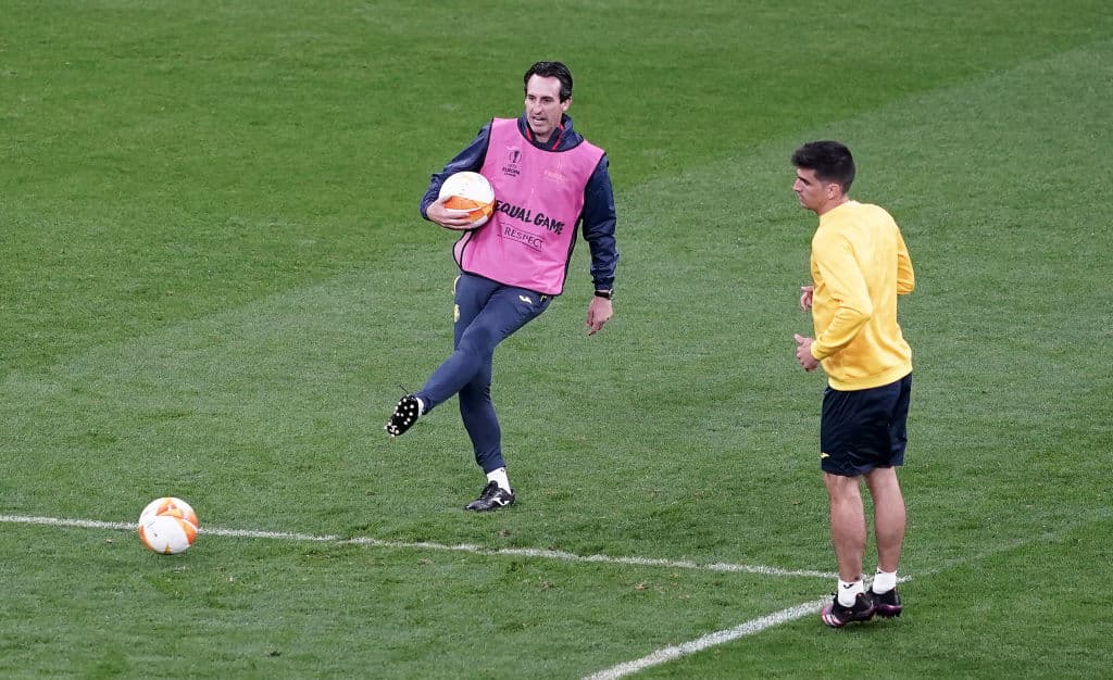 Unai Emery se encargó de hablar con todo el equipo antes de iniciar con los entrenamientos de cara a la final de la UEFA Europa League. Los jugadores del 'Submarino Amarillo' se mostraron alegeres y concentrados durante el calentamiento en el Arena Gdansk.