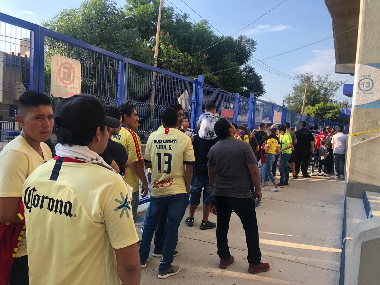 Los aficionados llegan a tiempo para disfrutar el cotejo.