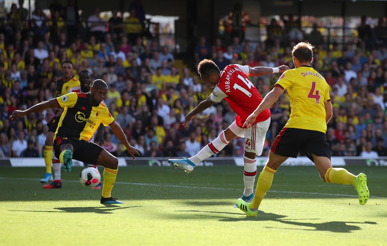 Pierre-Emerick Aubameyang abre el marcador con un disparo potente de media distancia.