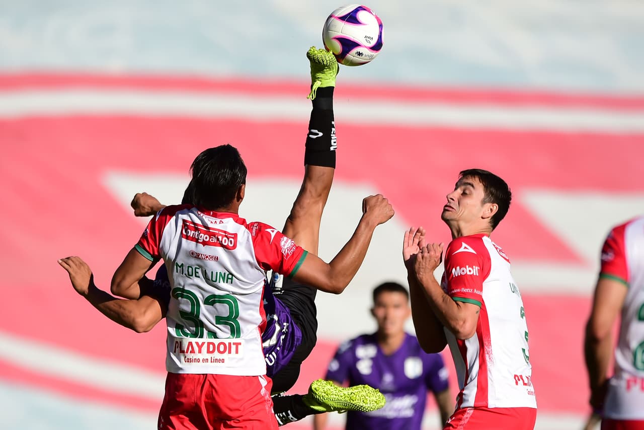 Aprovechó un escurrido tiro al arco para rematar a portería.