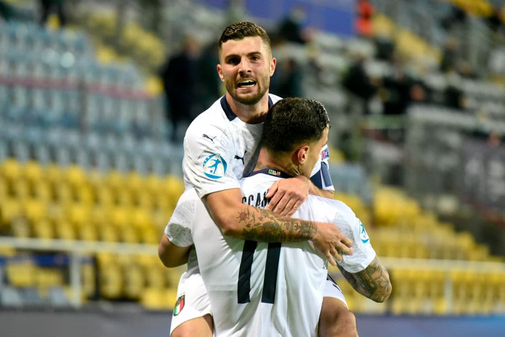 Italia y República Checa arrancan con empate su participación en la Eurocopa Sub-21. Gianluca Scamacca abrió el marcador al minuto 31 y, con autogo italiano, Giulio Maggiore empató el marcador al minuto 75. El conjunto 'azzurri' se llevó dos tarjetas rojas durante el encuentro.