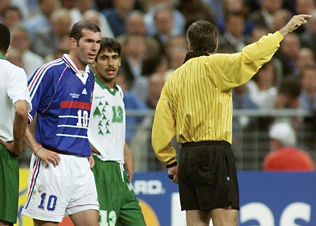 Zinedine Zidane es de los futbolistas que pese a cometer una agresión y ser castigado pudo mantenerse en jugar en la misma competencia ya avanzada el certamen. El 10 de Francia fue expulsado ante Arabia Saudita y castigada con 3 juegos.