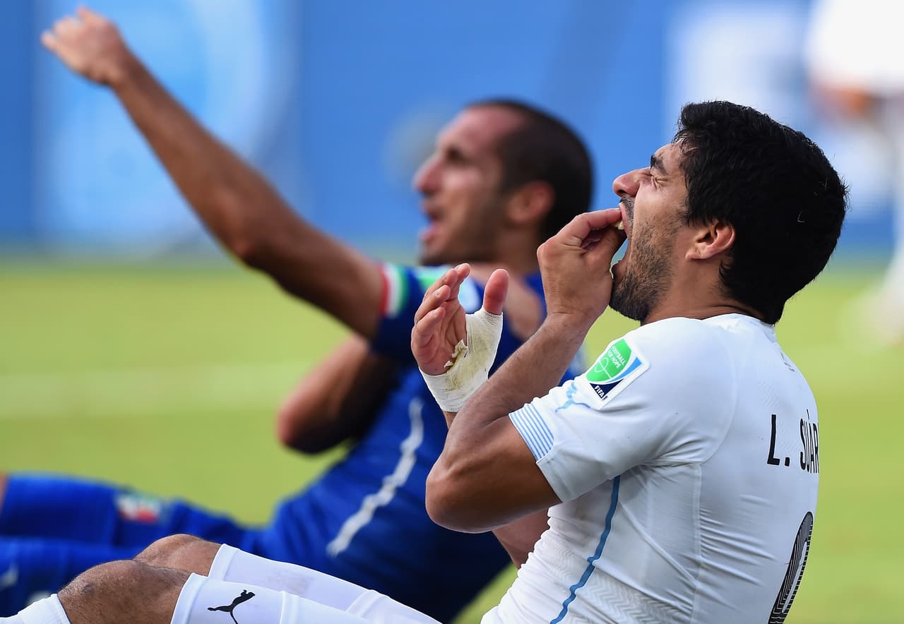 Luis Suárez, el delantero de Uruguay mordió a Giorgio Chiellini en el duelo ante Italia en el Mundial de Brasil 2014, tras revisar cintas y deliberar la FIFA sancionó al charrúa con la suspensión de las canchas por seis meses.