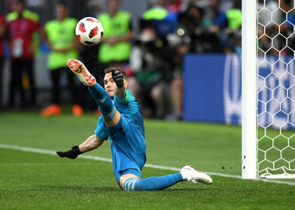 Sin embargo, Igor Akinfeev alcanzó a patear el balón y evitar el gol, con lo que se definía la serie 4-3 a favor de Rusia.