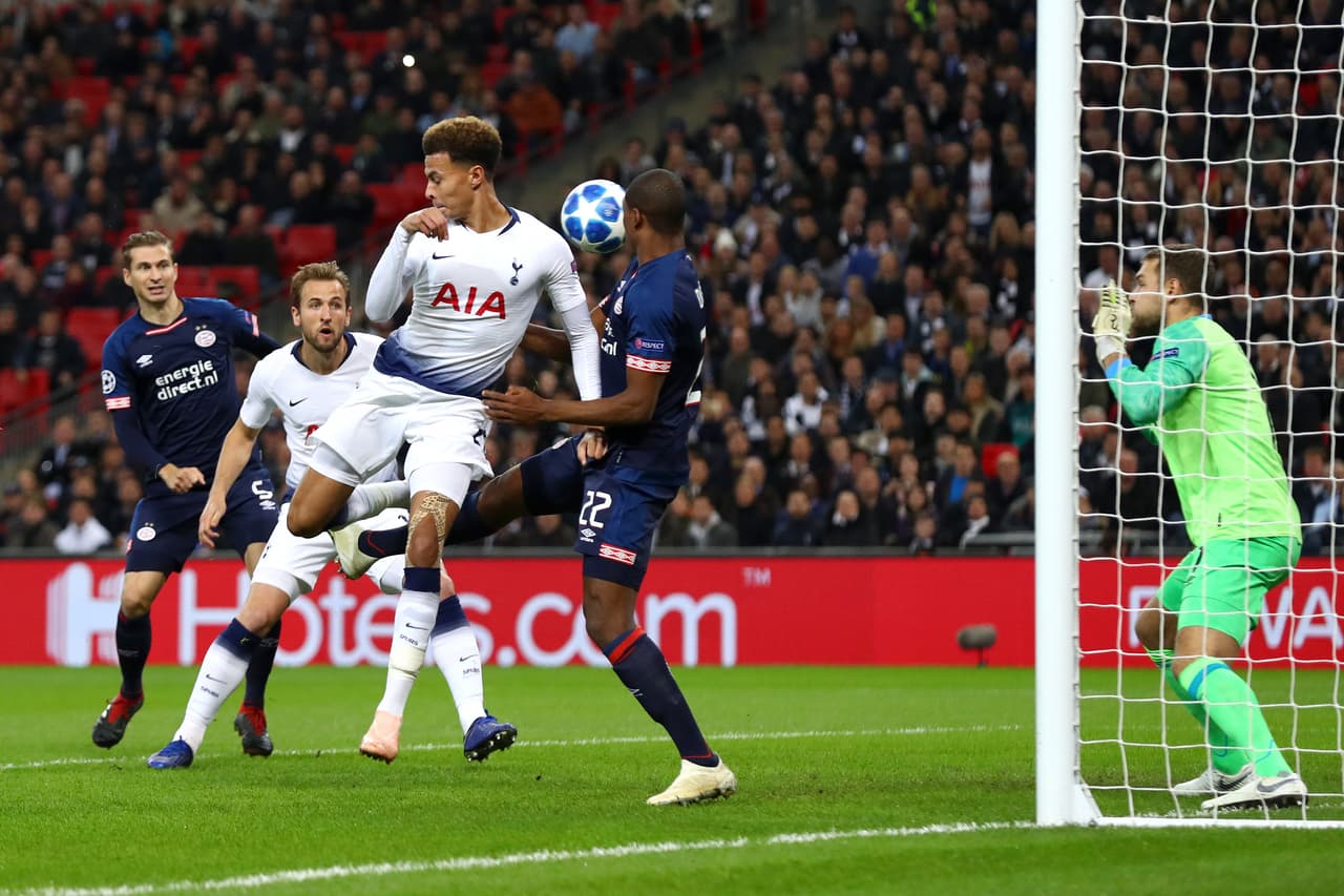 Enseguida, a pase de cabeza de Dávinson Sánchez, Dele Alli por poco anota con un espuelazo fantástico.