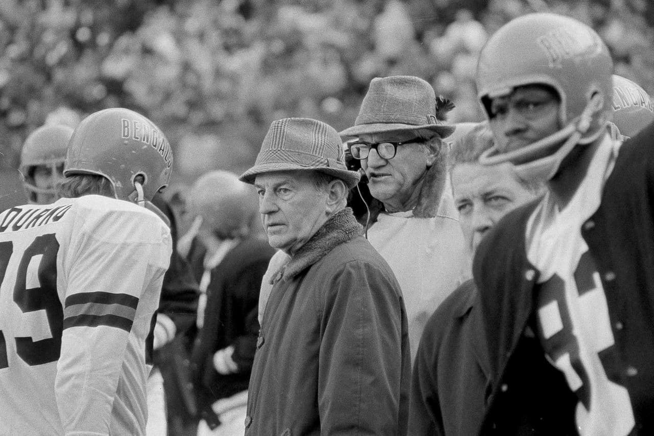 <b>6.- Paul Brown</b>
<br>Equipos: Cleveland Browns (AAFC) 1946-49; Cleveland 1950-62; Cincinnati 1968-75
<br>Marca: 213-104-9 (25 años), 9-8 in playoffs
<br>Títulos divisionales: 14
<br>Campeón AAFC: 4 (1946–1949)
<br>Campeonatos de NFL: (1950, ’54-55)
<br>Pro Football Hall of Fame (1967)
<br>NFL 100 All-Time Team (2019)