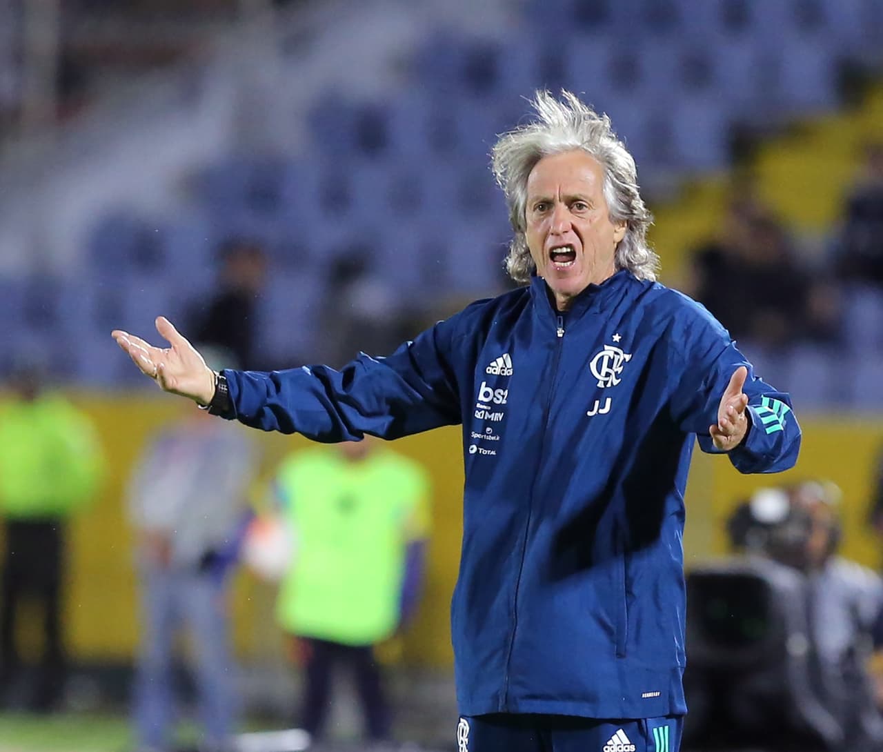 Jorge Jesus a periodistas: “Les debería dar el virus”
