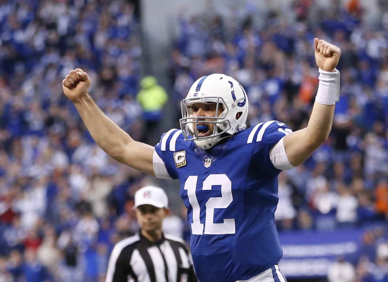 5.- El quarterback de Indianapolis ANDREW LUCK pasó para 252 yardas con dos touchdowns en el triunfo de los Colts 27-24 contra Denver. Luck (101) llegó a los 100 pases de touchdown en su carrera en su juego #55.