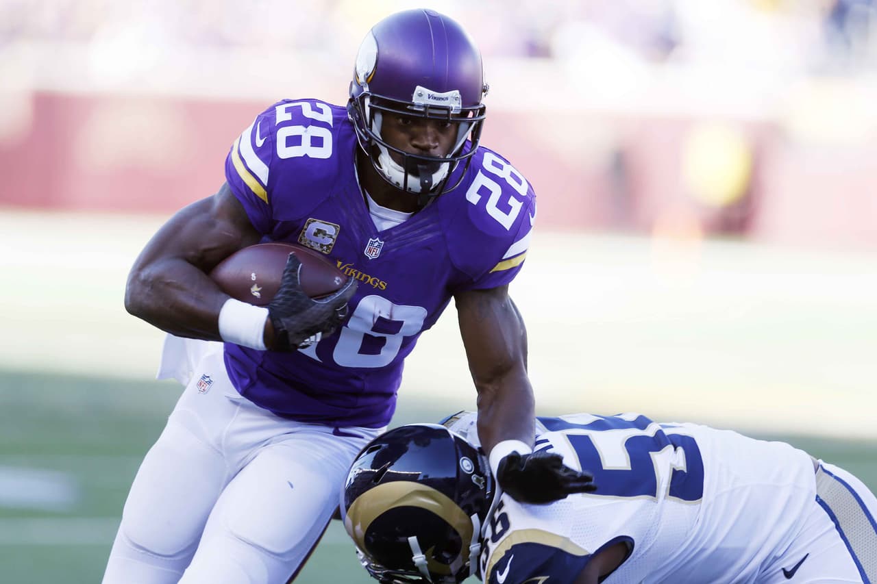 6.- El corredor de Minnesota ADRIAN PETERSON acarreó el ovoide para 125 yardas y un touchdown en la victoria de los Vikings en tiempo extra 21-18 sobre St. Louis.