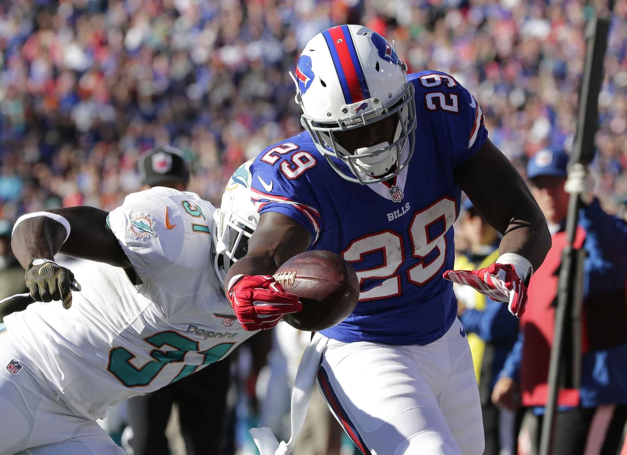 7.- El corredor novato de Buffalo KARLOS WILLIAMS acarreó el ovoide para 110 yardas y dos touchdowns en el triunfo de los Bills 33-17 contra Miami.