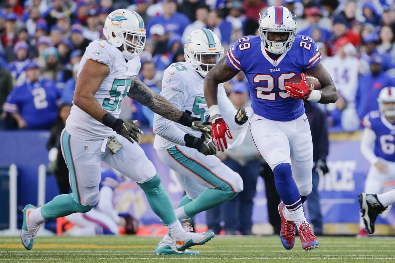 Williams se convirtió en a penas el séptima jugador en la historia de la NFL en anotar al menos un touchdown en cada uno de sus primeros cinco partidos de su carrera.