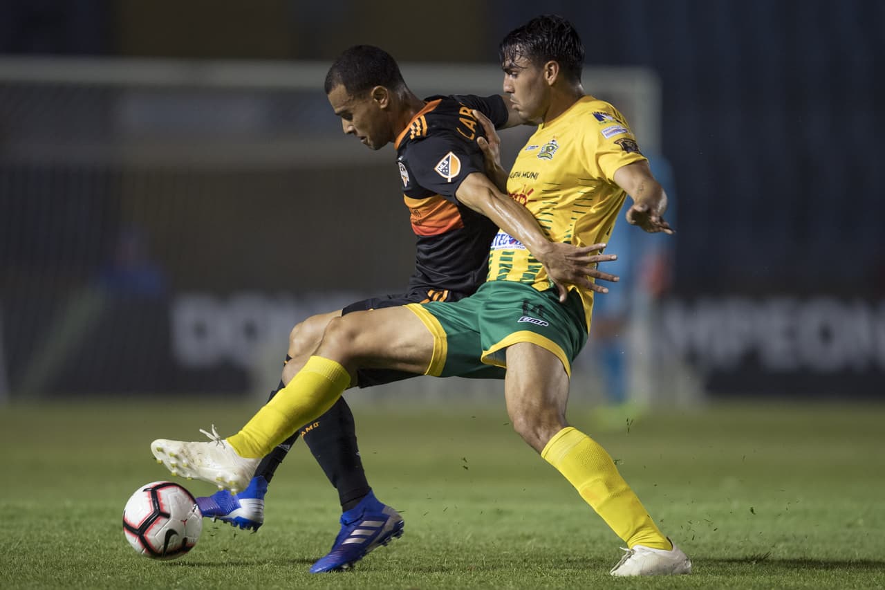 Era el Houston Dynamo el que proponía mayormente el partido, buscando regresar a casa con una ventaja pero los 'Pecho amarillo' estaban enfocados en que eso no sucediera.